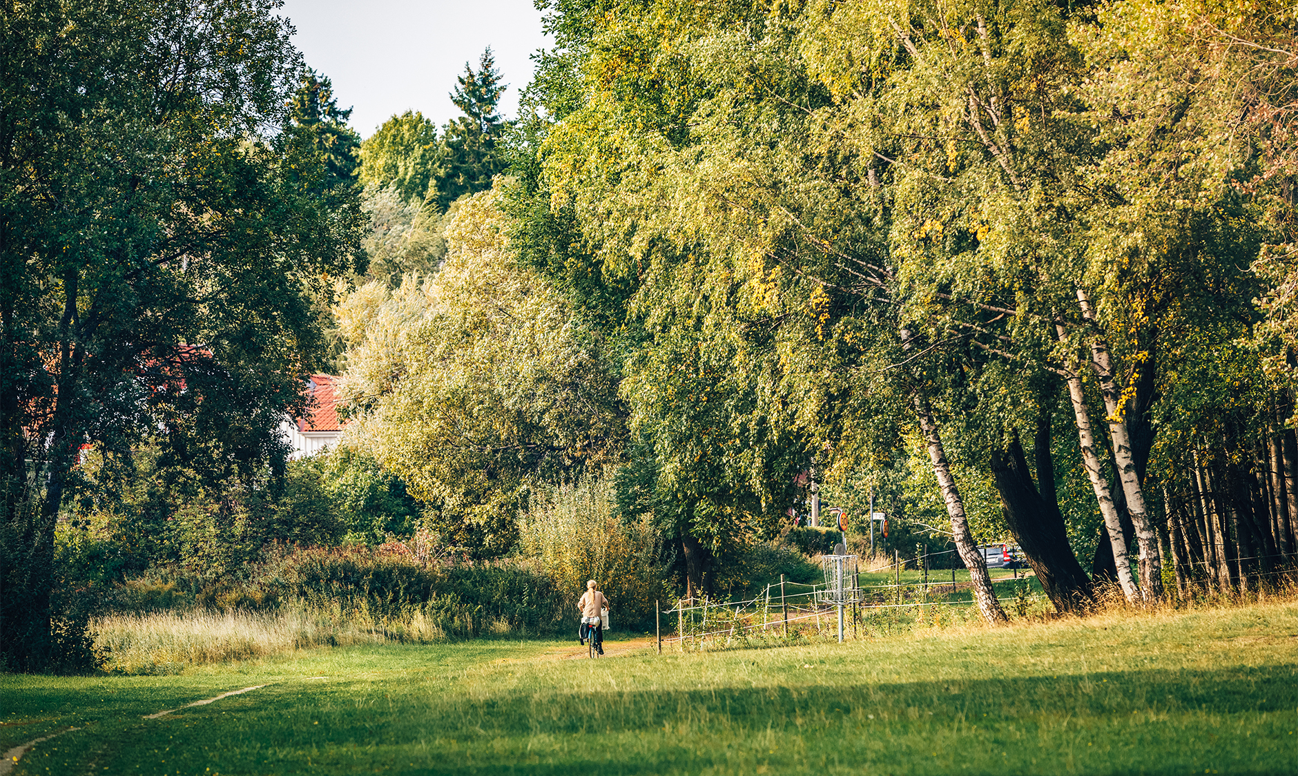 Från Fågelparken är det nära till Igelbäckens naturreservat och dess vackra stigar och löp-och skidspår.