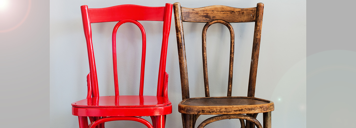 en röd och en brun stol mot en vit bakgrund