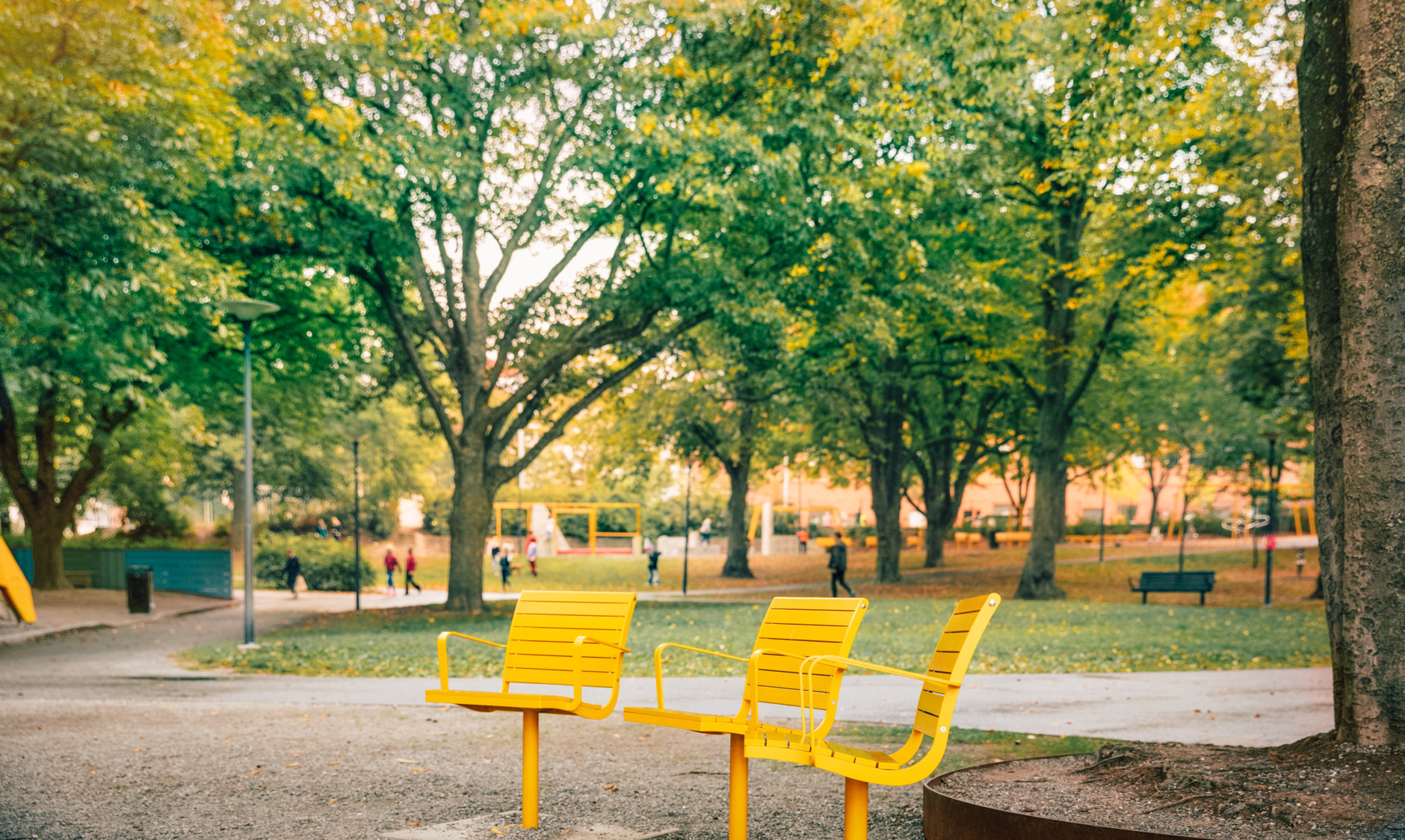 Trevliga sittplatser i Tuvanparken, med inspiration från parklivet i Paris.