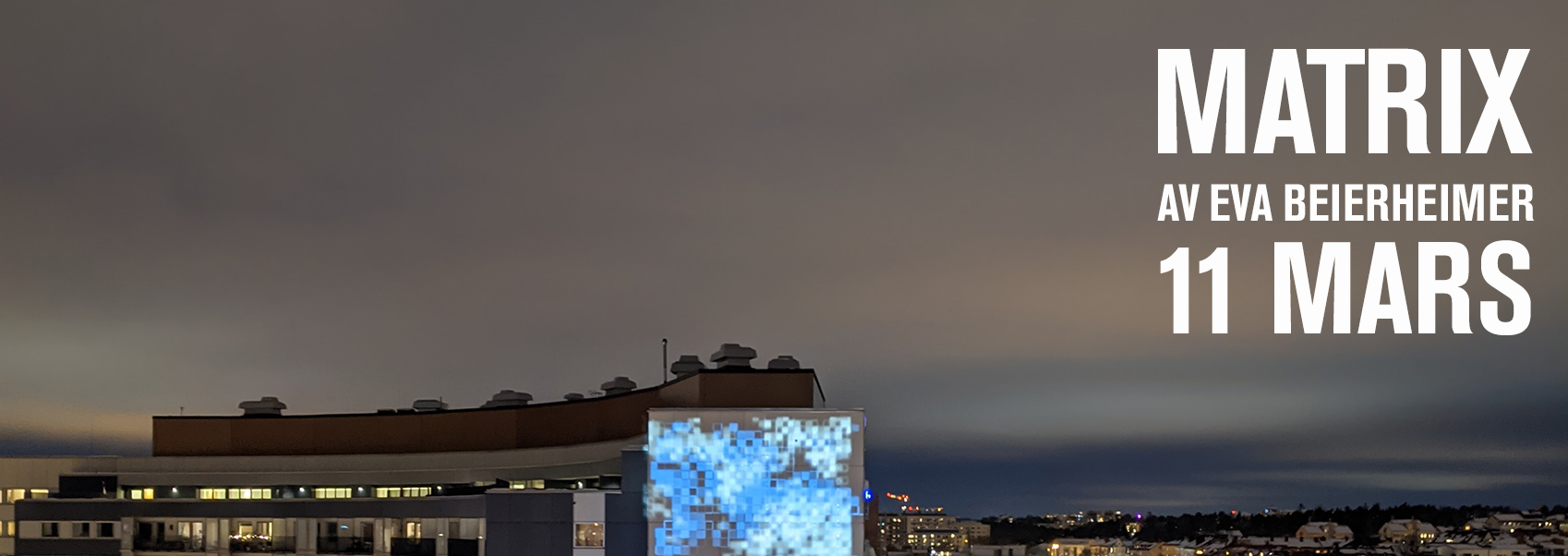 Toppen av konstverket Matrix hintas på kvällshimlen. Motiv i blåa pixlar.