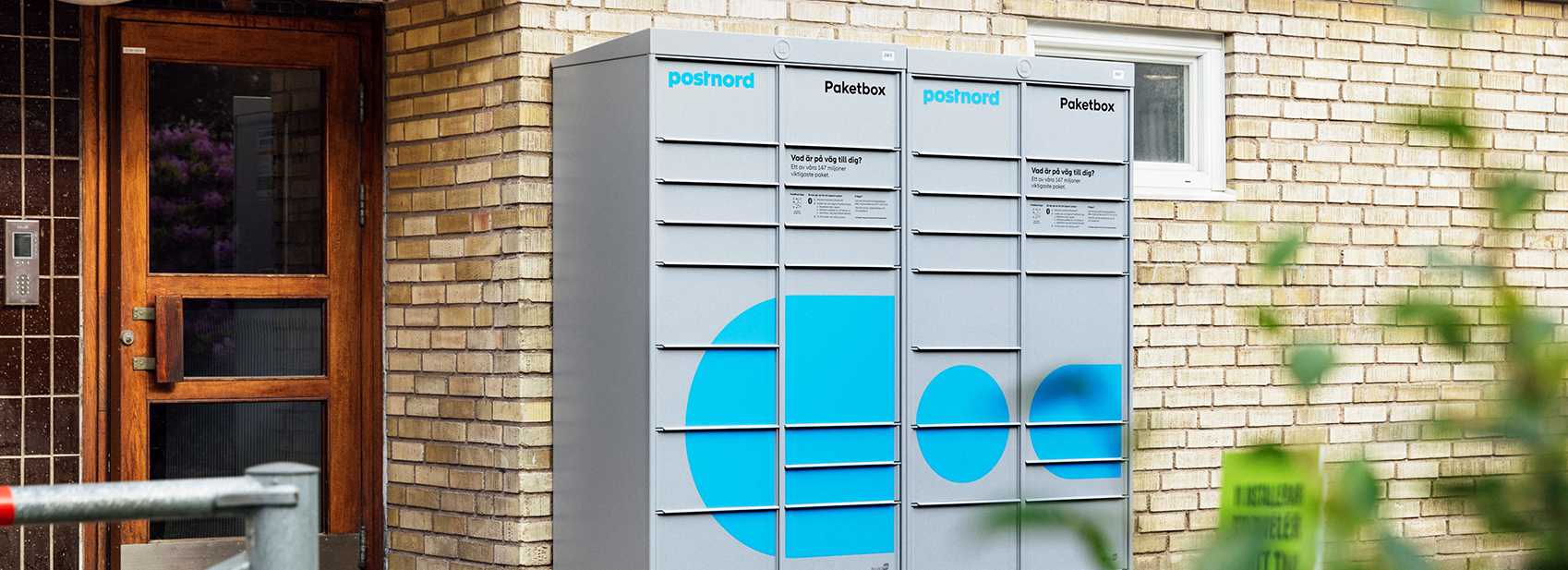 Postnords paketboxar runt knuten