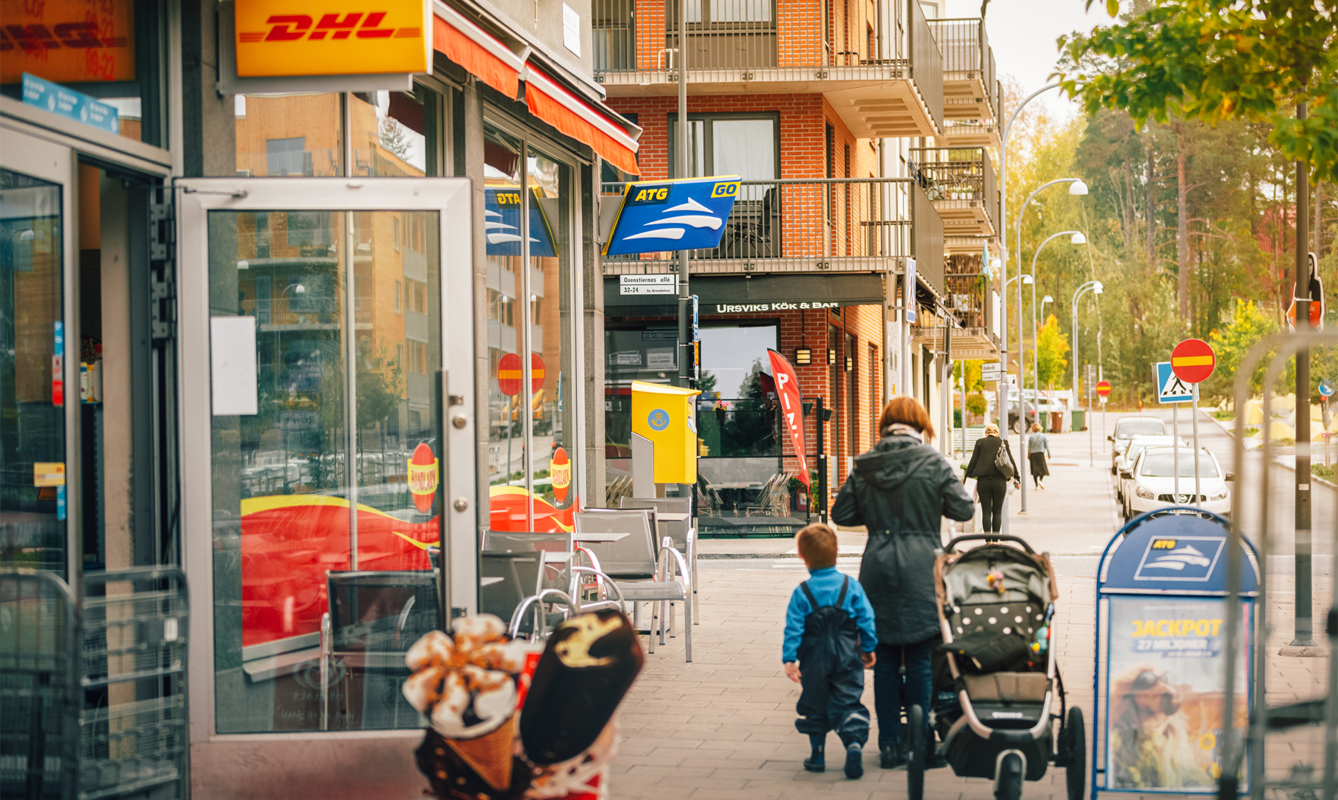 Den närmaste servicebutiken hittar du i korsningen Ursviks Allé och Oxenstiernas Allé.