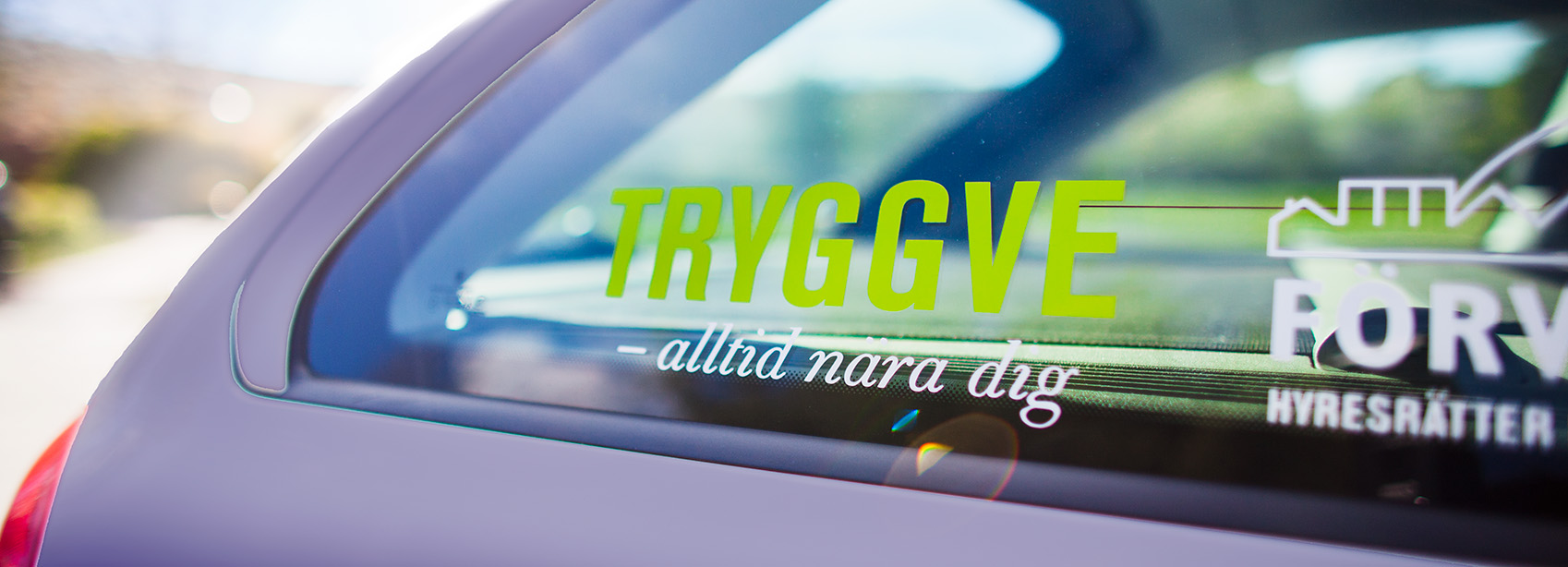 en bil vars fönster är dekorerat med texten tryggve - alltid nära dig