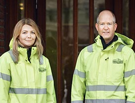 Frågor och svar - Anna och Andreas står i byggkläder och svarar på frågor.