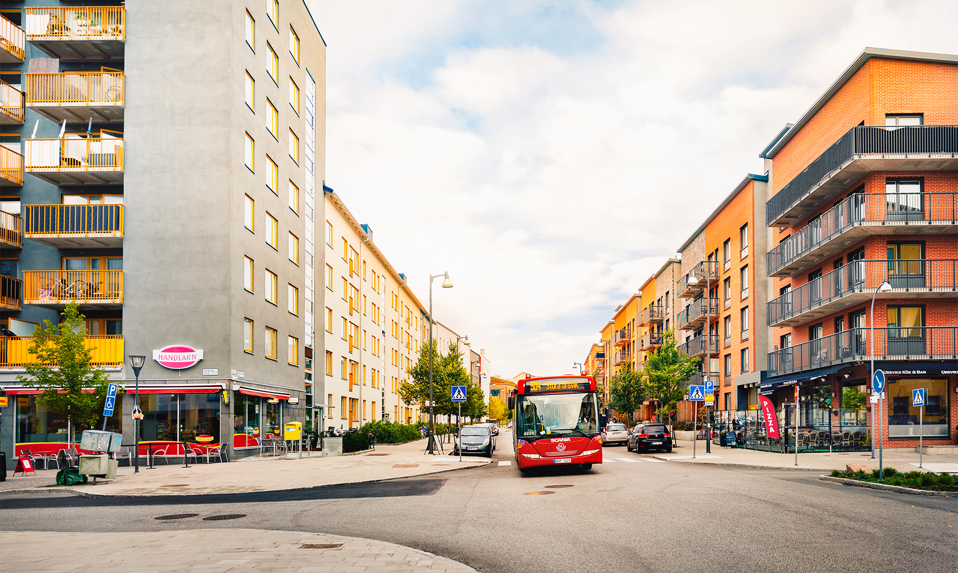 Du når Ursvik via buss, bil och cykel. År 2022 står den nya tvärbanan klar som förbinder Ursvik med Kista och Bromma.