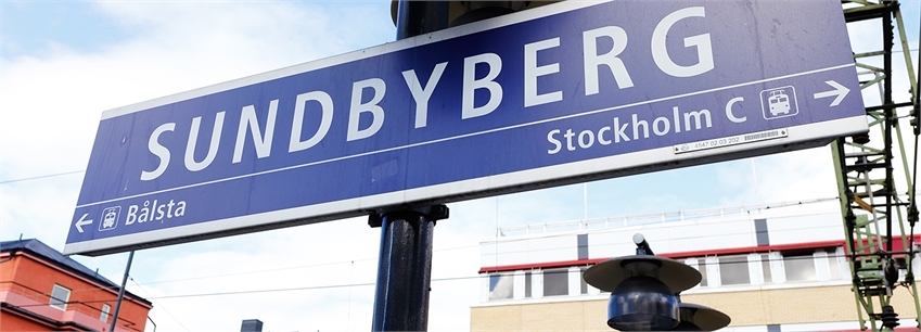Nya järnvägen - En blå skylt vid tågstation med texten Sundbyberg.